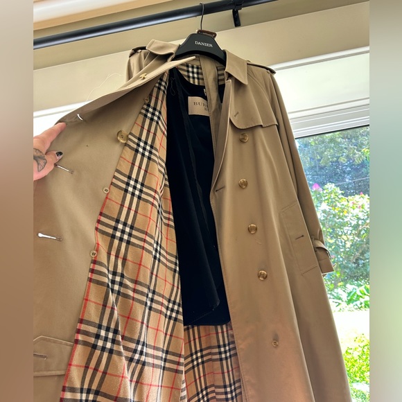 Classic Burberry Double Breasted Trench Coat - Picture 3 of 9